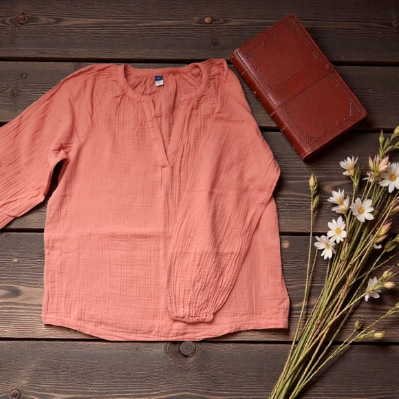 Old Navy Tops - 🌟DONATING 4/17🌟 Old Navy Women's Peach Blouse